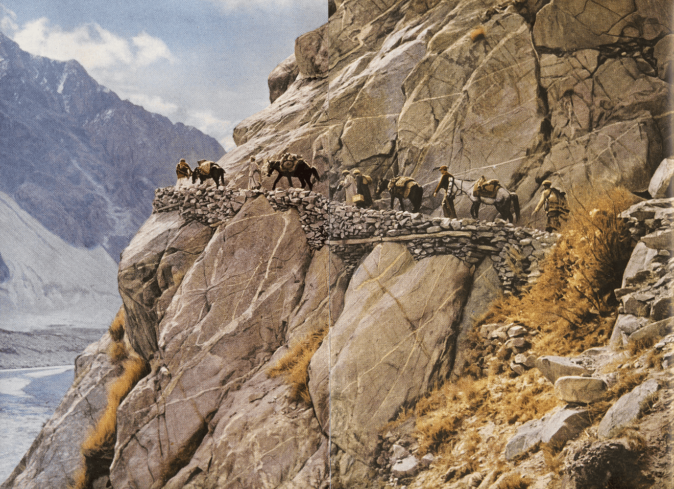 Hunza - Un rafik (route bâtie) sur la route de Gilgit au Tukestan chinois