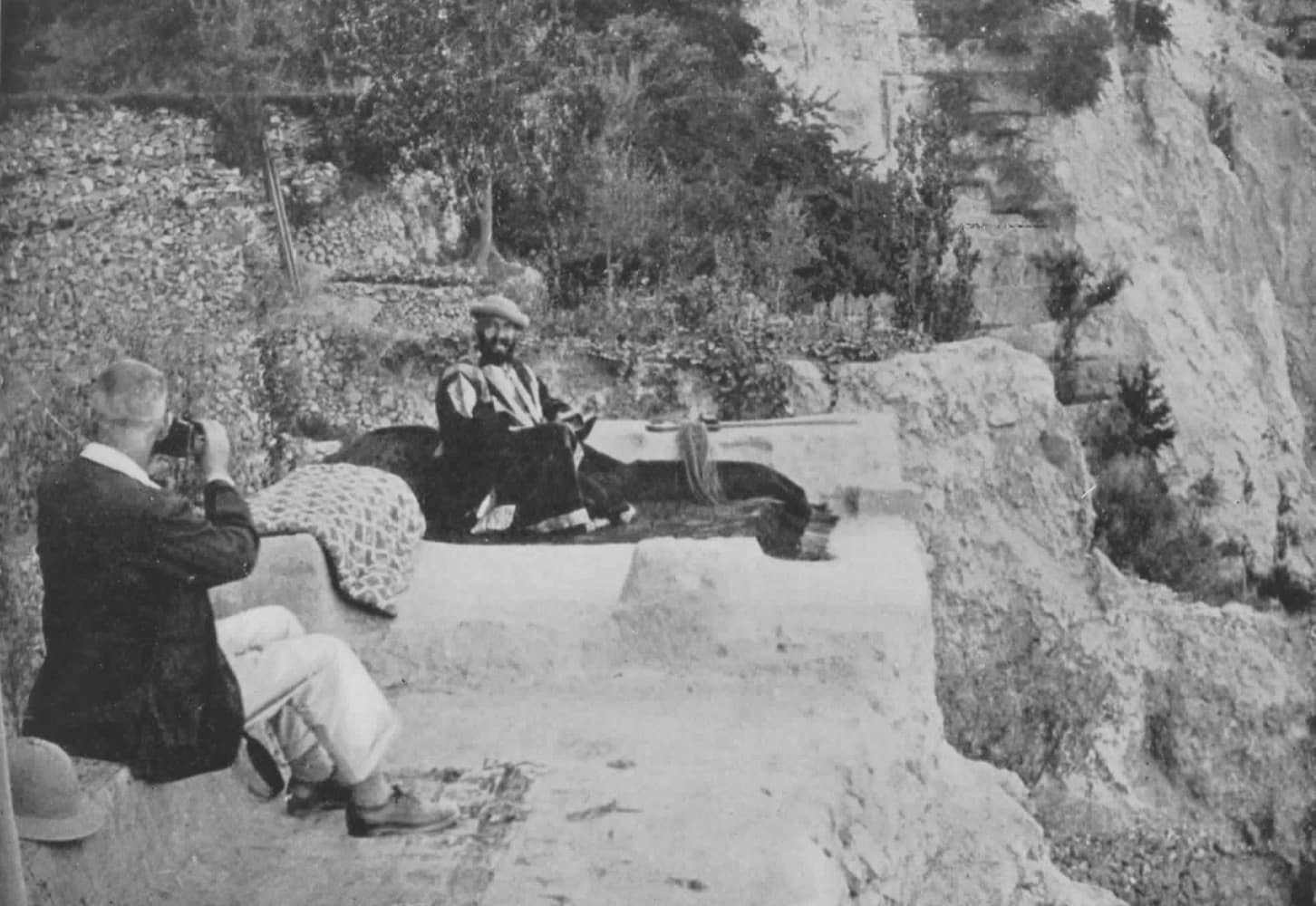 Hunza - David Lorimer prenant une photo du Mir Muhammad Nazím Khán sur un flanc de montagne à Báltit