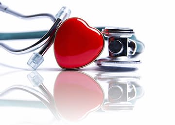 Cœur humain, stéthoscope et tasse