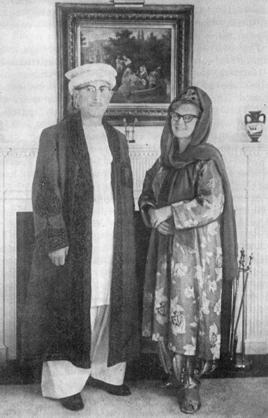 Le Dr. Hoffman et Trudie dans leurs habits offerts par le Mir et la Rani du Hunza