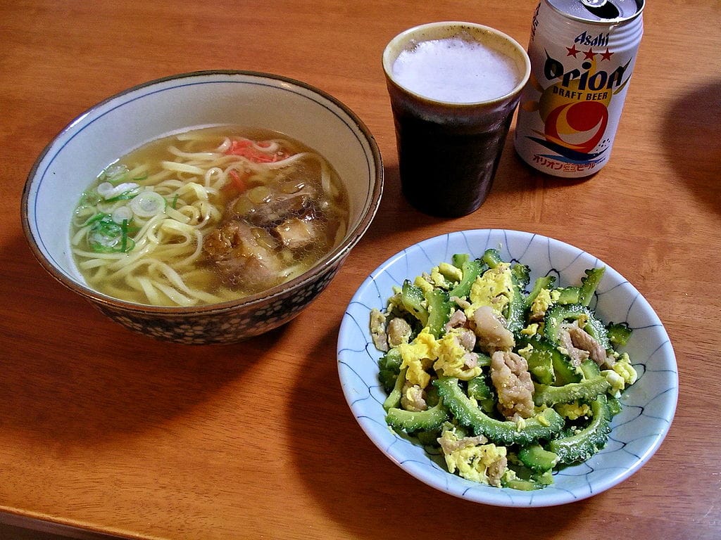 Okinawa soba et gōya chanpurū d'Okinawa avec une canette d'Orion Beer