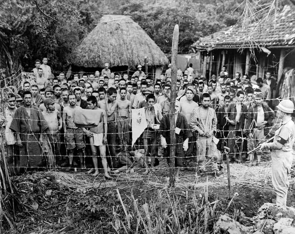 Okinawa - Prisonniers japonais sur l'île d'Okuku en juin 1945