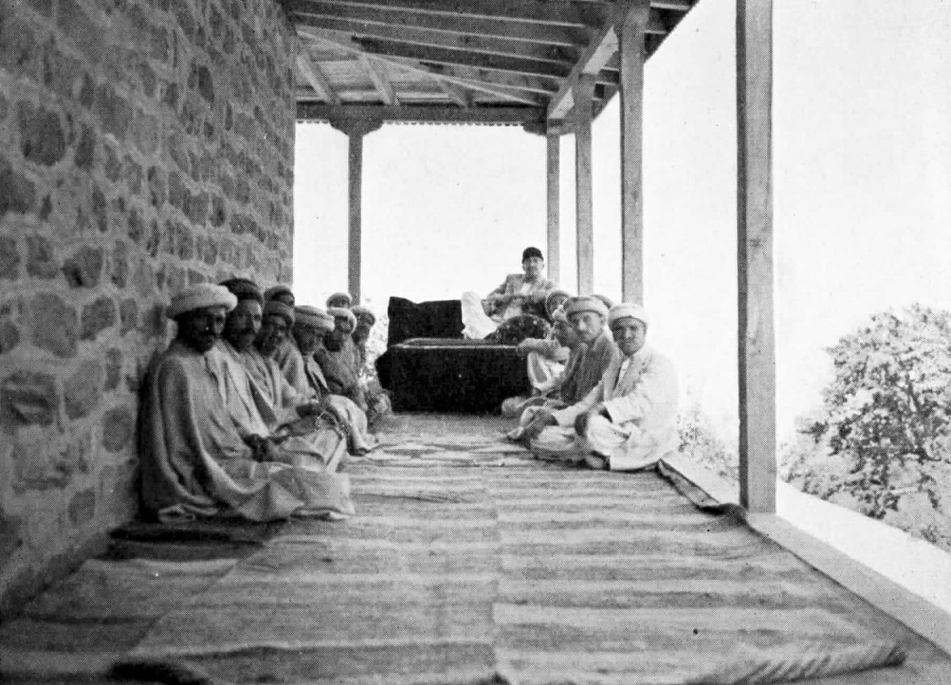 Hunza - La cour (durbar) du Mir Muhammad Jamal Khan en réunion (1950)