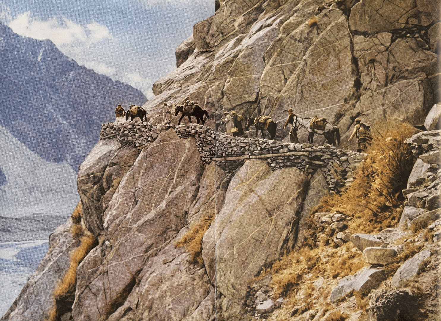Hunza - Un rafik (route bâtie) sur la route de Gilgit au Tukestan chinois