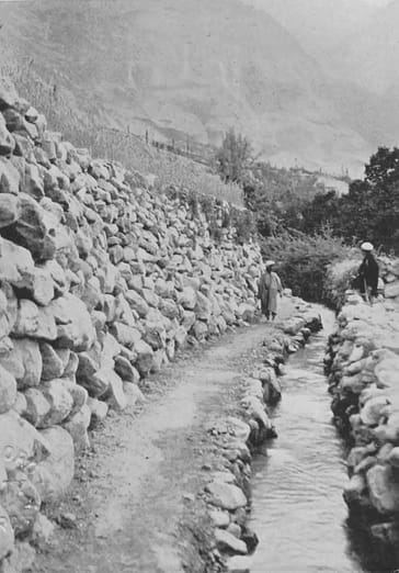 Hunza - Sentier le long d'un canal d'irrigation